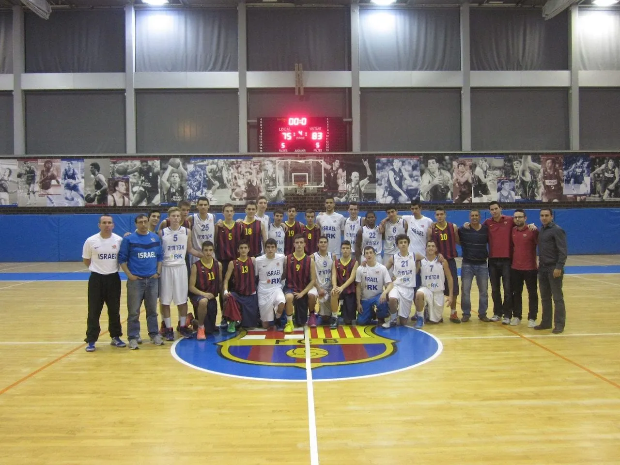 Un equipo visitante junto a un equipo de la cantera del FC Barcelona en la pista del FC Barcelona
